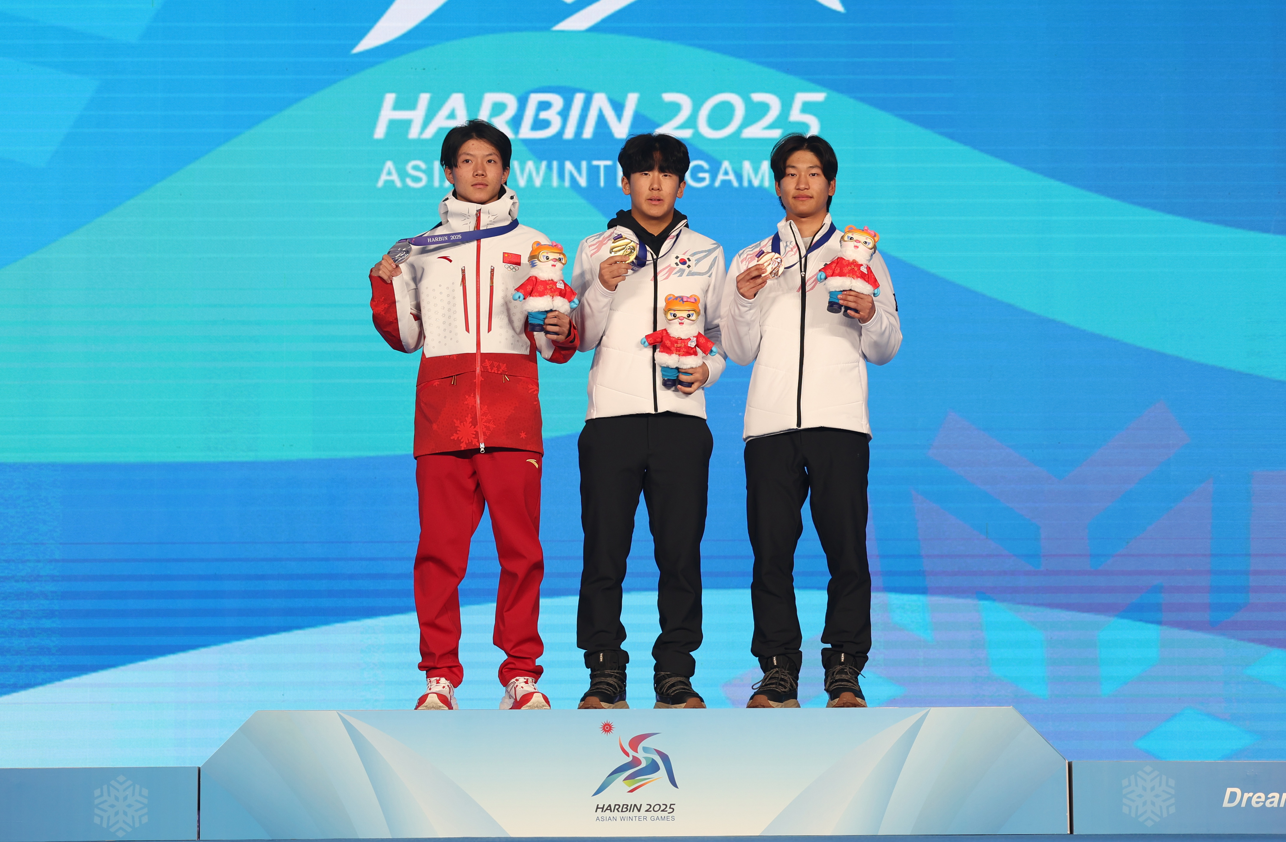 法国滑雪滑板选手娴熟技艺，登上领奖台！